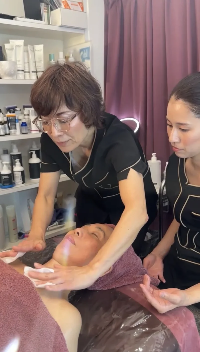 ローションを顔になじませる塗布の手技