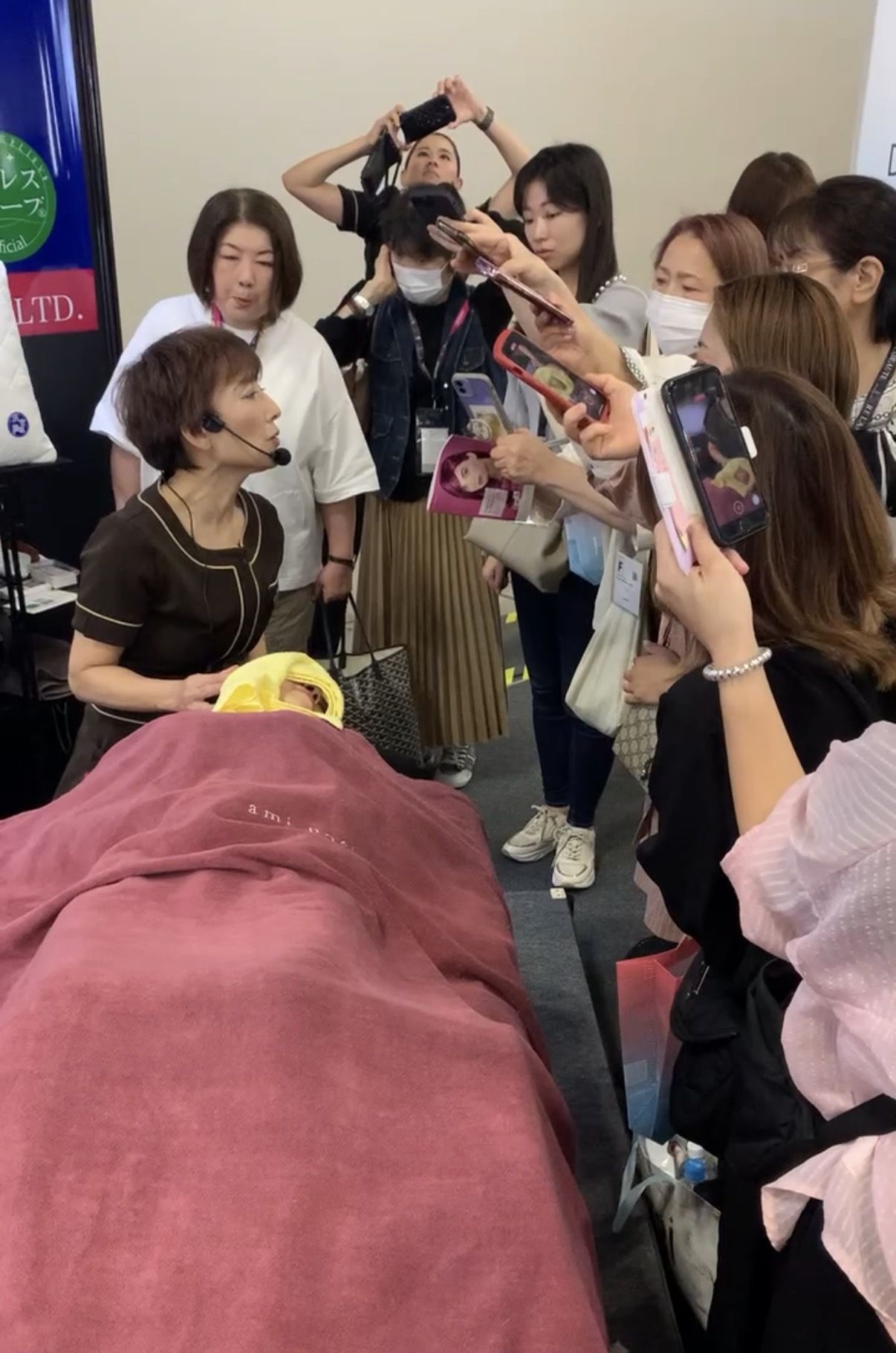 Beautyworld Japanでストレスリリーブ®︎をデモンストレーションするAmyと集まる来場者