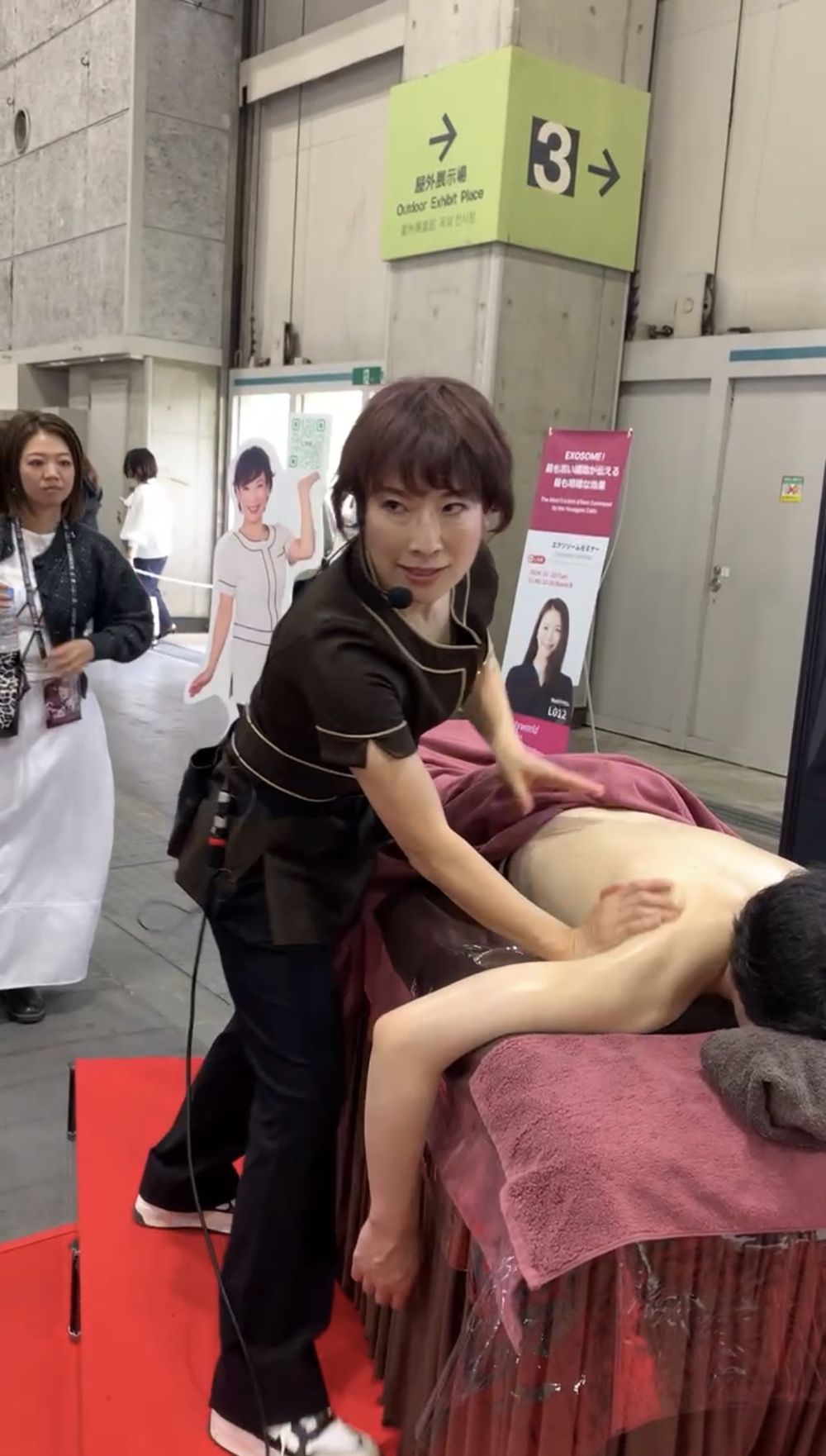 Beautyworld Japanの出展ブースでAmyがパワーストレスリリーブ®︎の技術を実演する様子