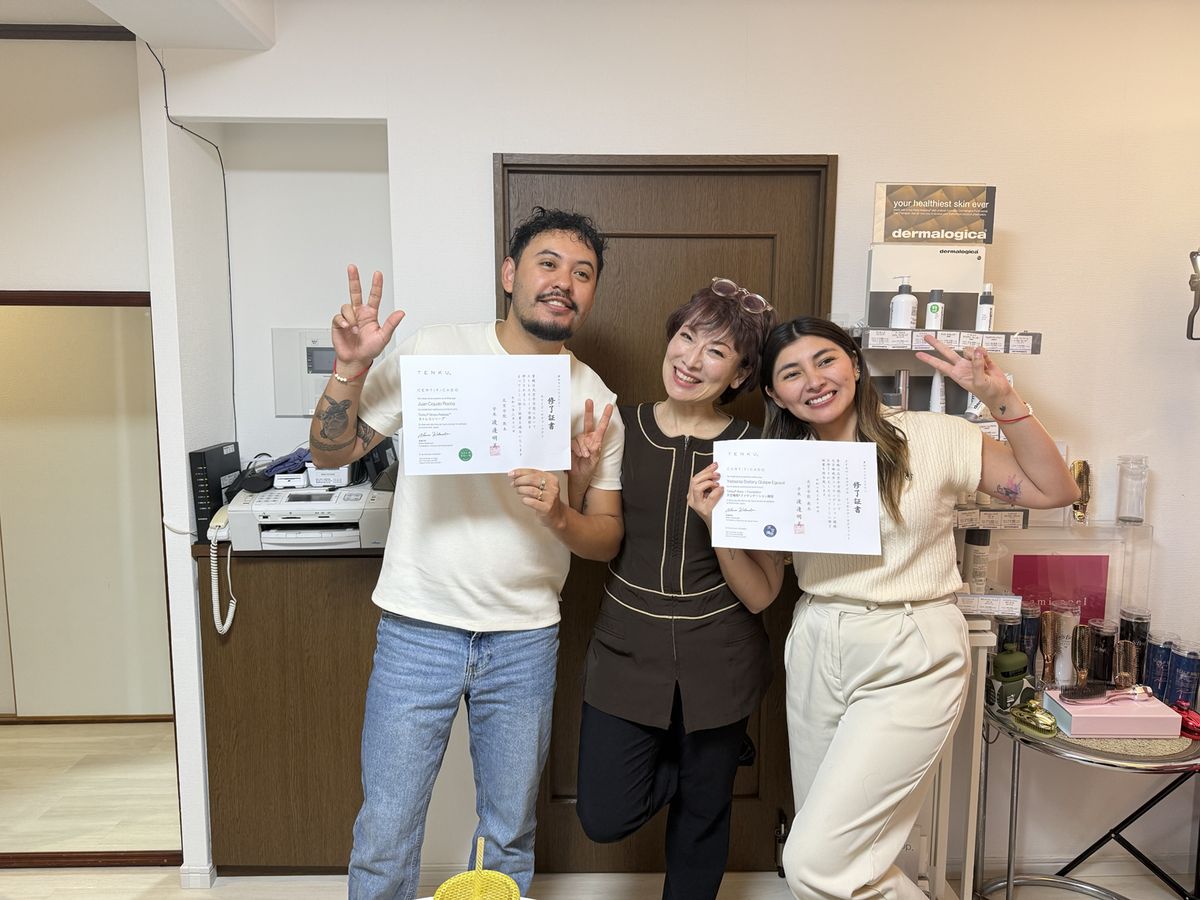 メキシコから来日したJuanが修了証を受け取る様子